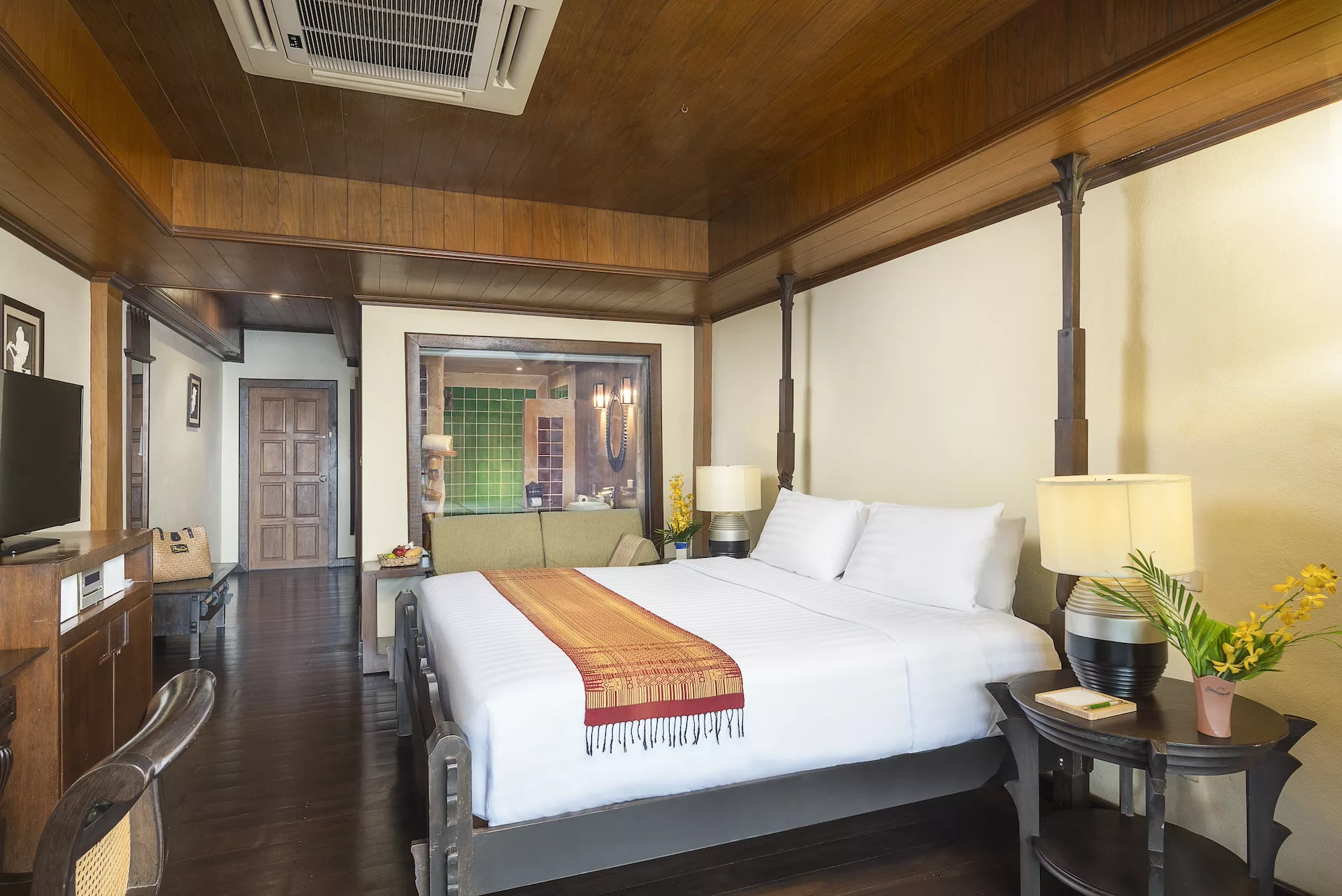Hotel balcony with sea view at Panviman Resort Koh Phangan — a peaceful space to unwind while admiring the ocean horizon.